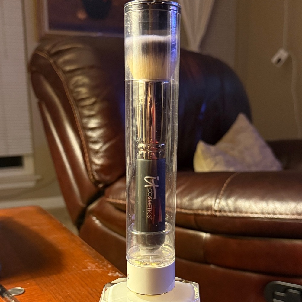 IT Cosmetics HEAVENLY LUXE Flat Top Buffing Foundation No 6